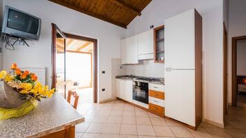 Full-sized fridge, oven, stovetop, espresso maker