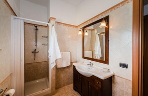 Superior-Apartment, 2 Schlafzimmer, Balkon, Meerblick | Badezimmer