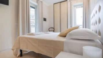 Roupas de cama premium, cofres nos quartos, escrivaninha