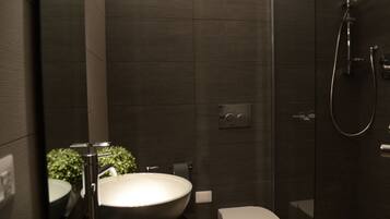 Quarto casal ou duplo conforto, sacada | Banheiro | Chuveiro, produtos de toalete grátis, secador de cabelo, bidê