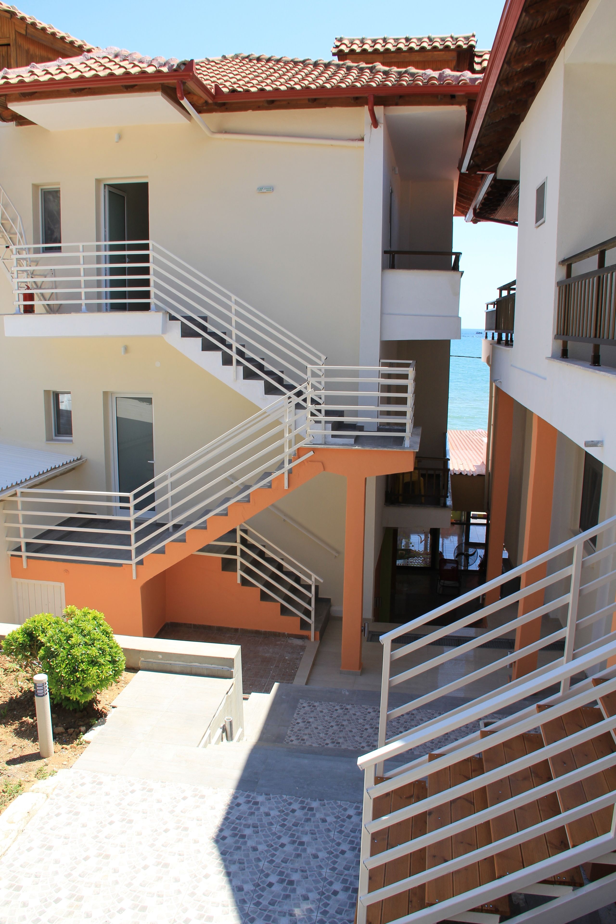 Un edificio de varios niveles con una escalera que conecta los pisos.