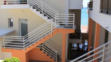 Un edificio de varios niveles con una escalera que conecta los pisos.