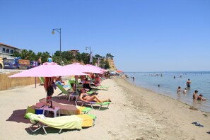 Sillas reclinables de playa, toallas de playa, pesca