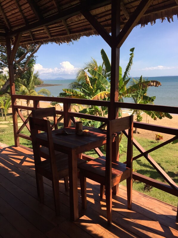 Bungalow – classic, strandutsikt, ved strandkanten | Terrasse/patio