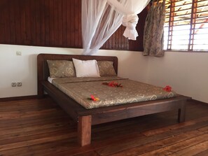 Bungalow – classic, strandutsikt, ved strandkanten | Safe på rommet, individuelt dekorert, individuelt innredet og sengetøy