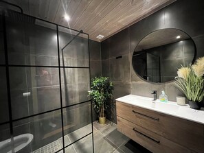 Apartamento luxo, 2 quartos | 1 quarto, individualmente decorados, individualmente mobiliados