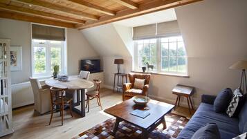 Suite, 1 habitación | Sala de estar | Una televisión de pantalla plana