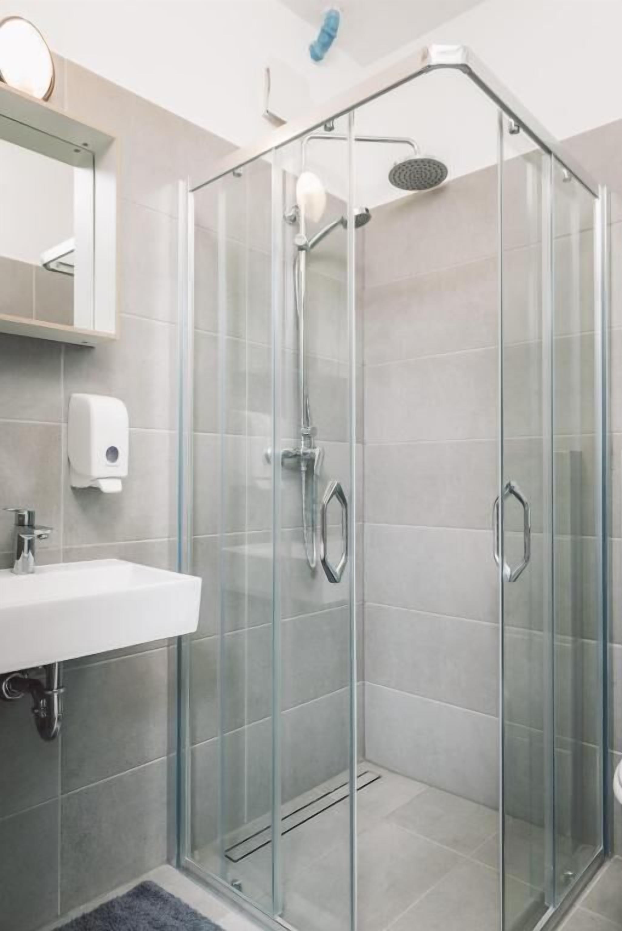 Shower, hydromassage showerhead, free toiletries, hair dryer