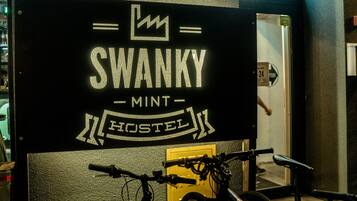 Fachada da propriedade à noite