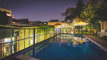 Außenpool (je nach Saison geöffnet), Sonnenschirme, Liegestühle