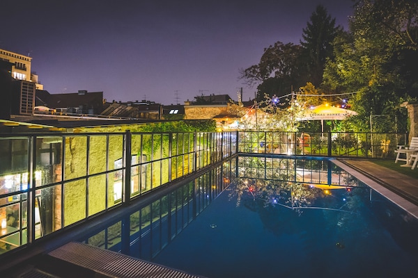 Kolam renang terbuka bermusim, payung kolam, kerusi lepak pantai