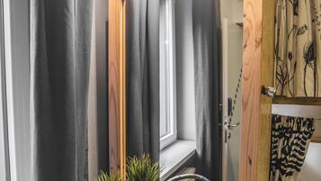 Escritorio, wifi gratis y ropa de cama