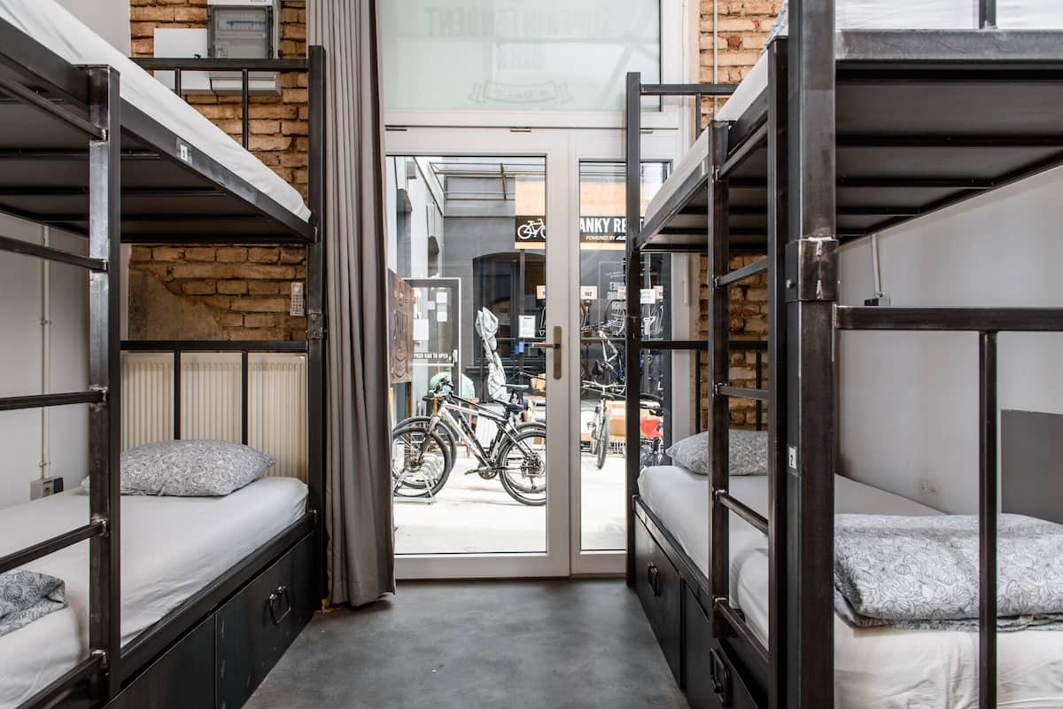 Gemeinsamer Schlafsaal, Gemischter Schlafsaal, eigenes Bad (Bunk Bed in 5-Bed Dormitory)