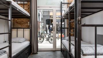 مكان نوم مشترك - مكان نوم مختلط - بحمام خاص (Bunk Bed in 5-Bed Dormitory) | مكتب وواي فاي مجانًا وملاءات أسرّة