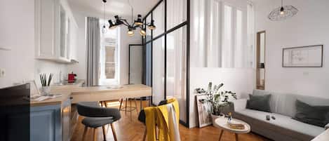 Una cocina moderna con comedor, un sofá y una mesa de centro.