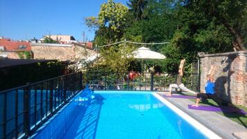 Piscina externa sazonal, funciona das 8h às 20h, guarda-sóis