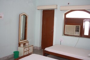 Rollaway beds, free WiFi - Rainbow Guest House (Gaya)