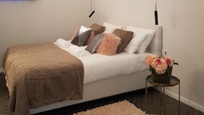 In-room safe, iron/ironing board, cribs (free), WiFi (free) - Haniel 1 (Jerusalem)