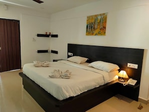 Basic Double Room | Premium bedding, minibar, desk, bed sheets - Mariaariose - Melody Of The Sea (Marmagao)