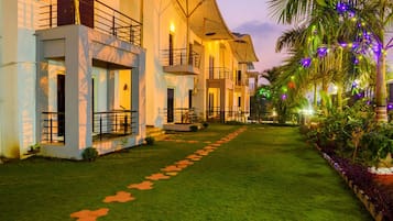 Vista frontal de la propiedad por la tarde o noche