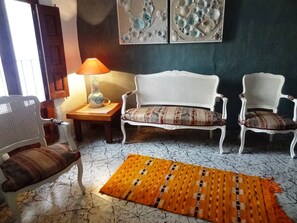 Lobby sitting area - Hostal La Solana (Arenas de San Pedro)