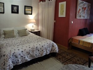 Chambre Triple Confort, plusieurs lits, non-fumeurs | Minibar, décoration personnalisée, ameublement personnalisé, bureau
