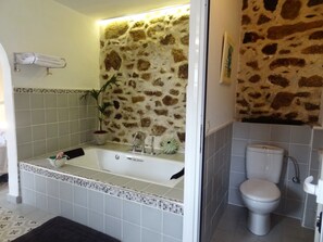 Suite nupcial, pati, zona enjardinada | Banyera profunda