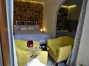 Suite de luna de miel, patio, en el área del jardín | Minibar, decoración personalizada, muebles diferentes y escritorio