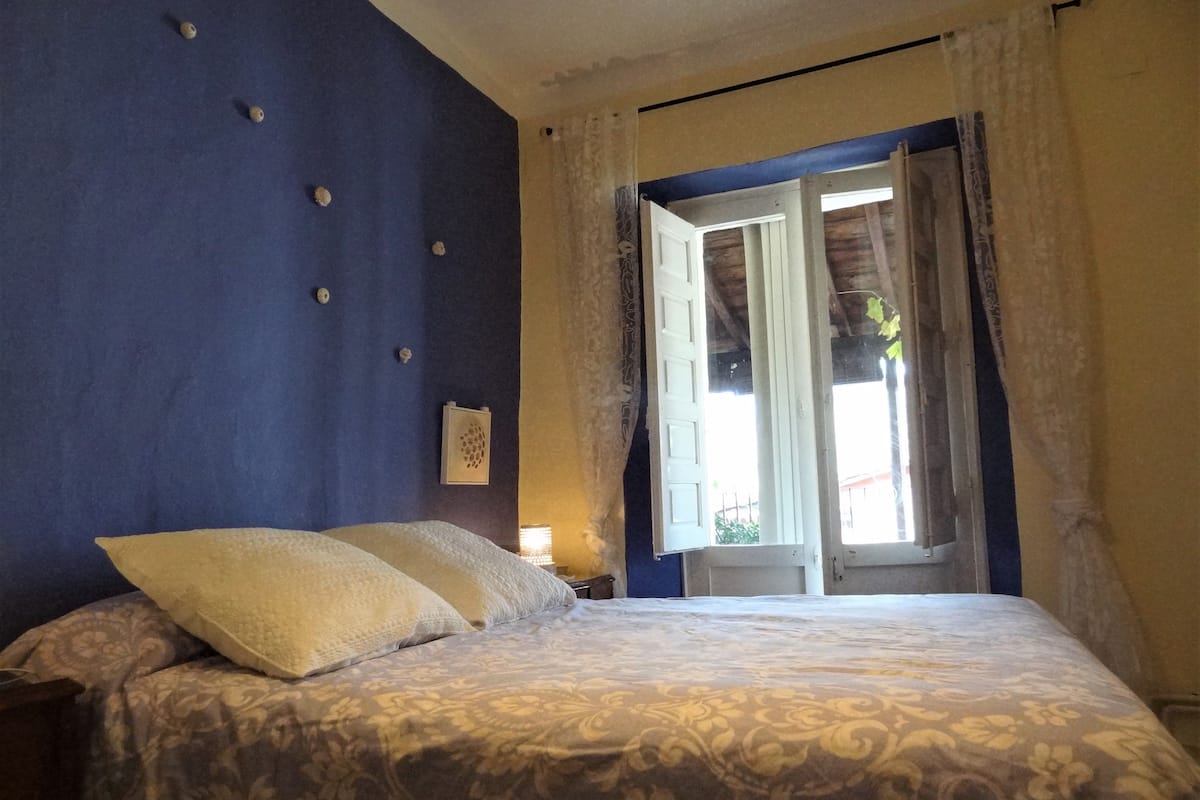Double Room, 1 Double Bed, Non Smoking | Minibar, individually decorated, individually furnished, desk