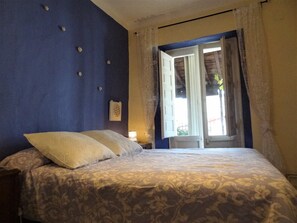 Double Room, 1 Double Bed, Non Smoking | Minibar, individually decorated, individually furnished, desk - Hostal La Solana (Arenas de San Pedro)