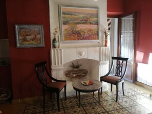 Comfort Triple Room, Multiple Beds, Non Smoking | Minibar, individually decorated, individually furnished, desk - Hostal La Solana (Arenas de San Pedro)