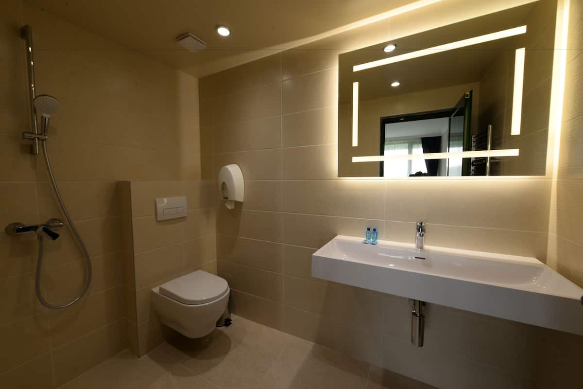family suite, balcony | bathroom | combined shower/bathtub, free toiletries, slippers, towels