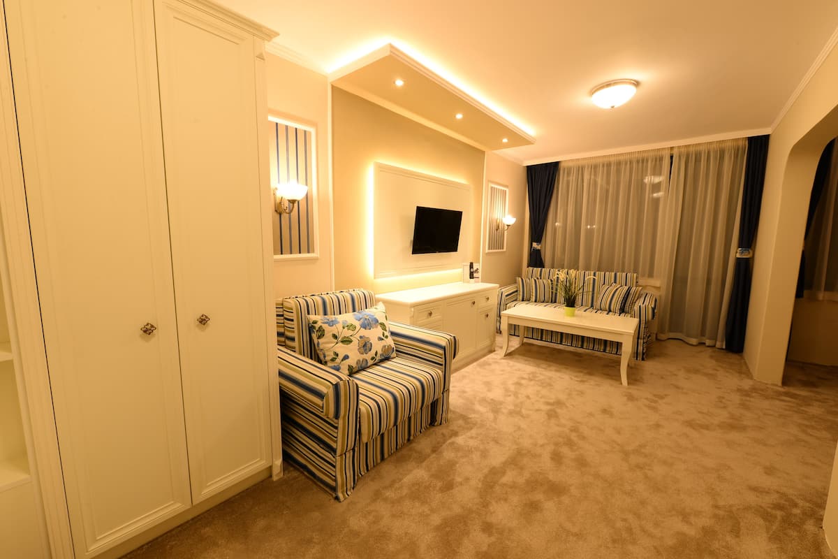 family suite, balcony | premium bedding, minibar, desk, free wifi