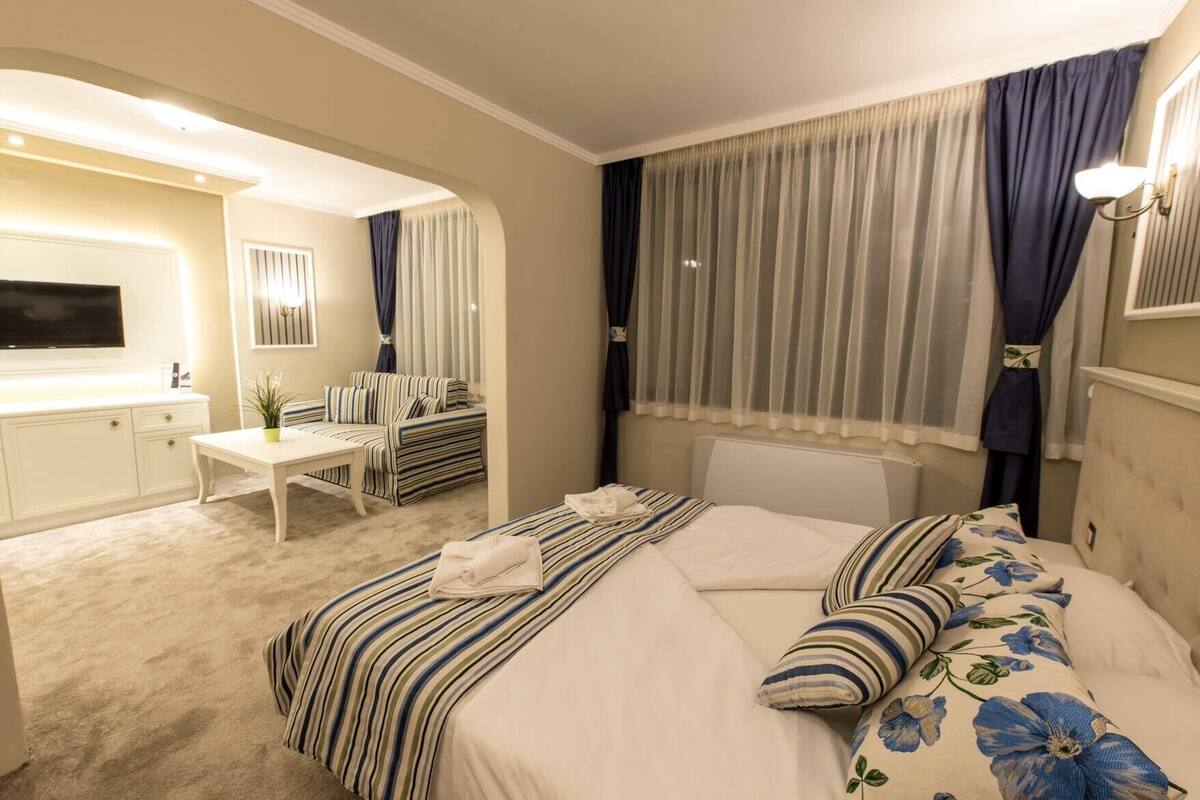 Premium bedding, desk, free WiFi