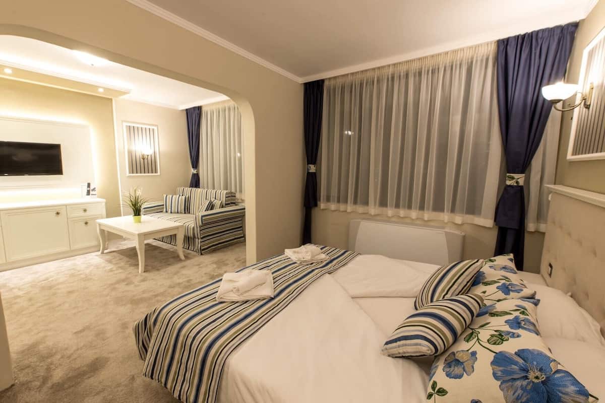 Premium bedding, desk, free WiFi