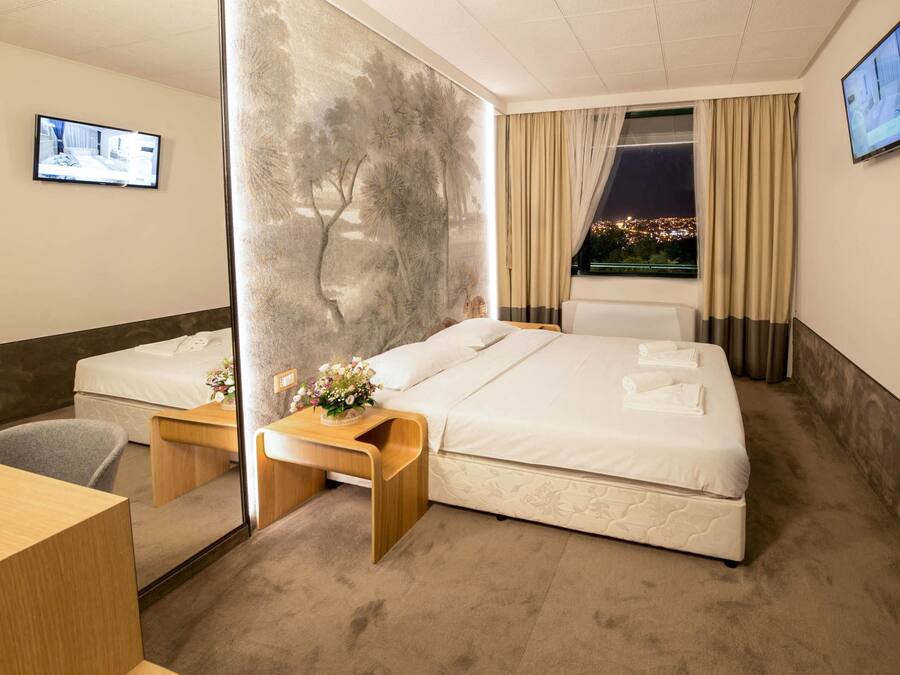 Premium bedding, desk, free WiFi