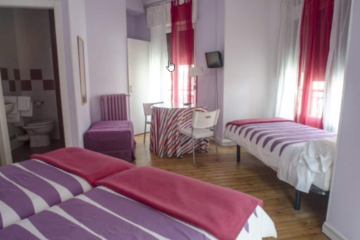 Triple Room | Desk, iron/ironing board, free WiFi, bed sheets