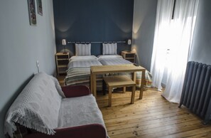 Habitación con 2 camas individuales | Baño | Ducha, artículos de higiene personal gratuitos y toallas