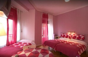 A bedroom with two beds, a nightstand, and a lamp. - Blanca by gaiarooms (León)
