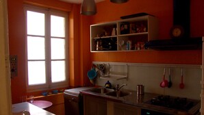 Una cocina con ventana, un lavabo y una estufa.