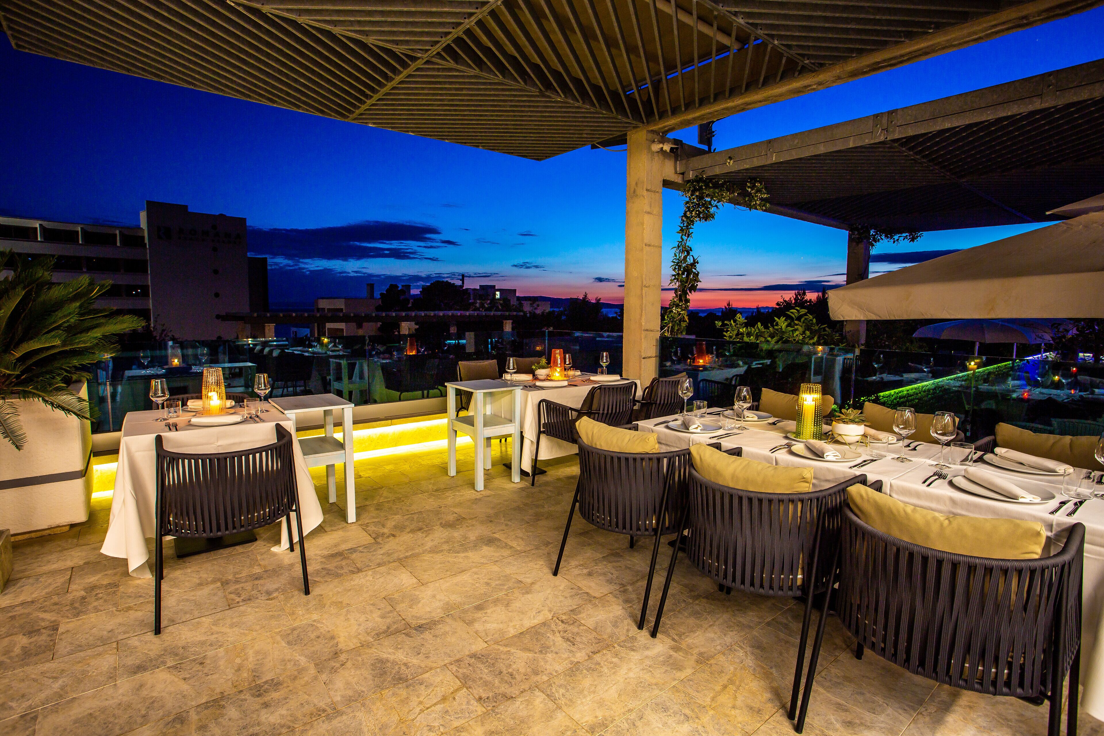 Phục vụ bữa sáng, bữa trưa, bữa tối, món địa phương và quốc tế 