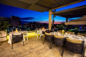 حيث تُقدم وجبات الإفطار، الغداء، العشاء، خيارت الطبخ المحلي والعالمي