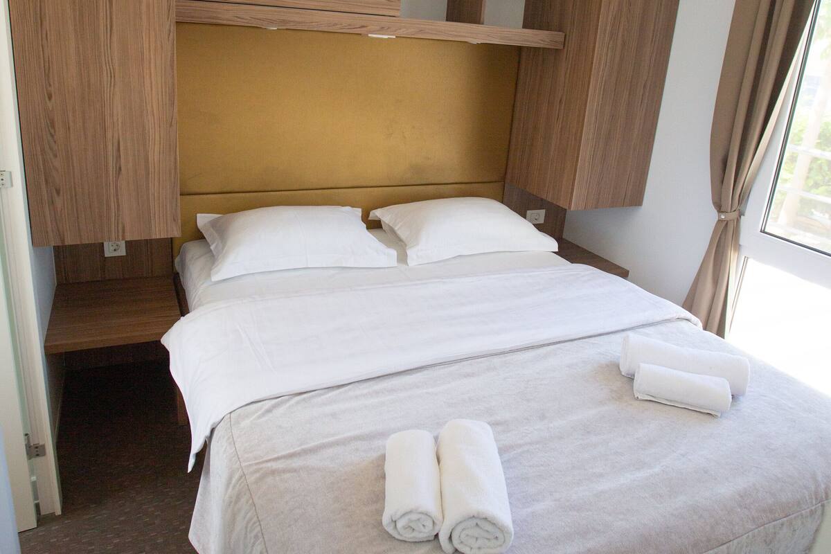 Basic Mobile Home, 2 Bedrooms, Garden View | Desk, blackout curtains, soundproofing, free WiFi