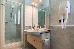 Ducha, artículos de tocador gratuitos, secador de pelo, batas