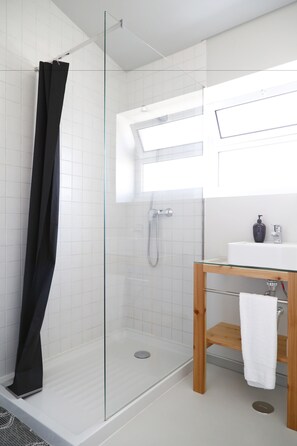 Double or Twin Room, Private Bathroom | Bathroom - City's Hostel Ponta Delgada (Ponta Delgada)