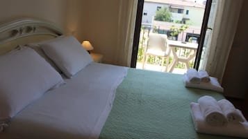 Dreibettzimmer (external private bathroom) | Schreibtisch, schallisolierte Zimmer, kostenlose Babybetten