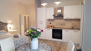 Mini-fridge, microwave, stovetop, dishwasher - Affittacamere  Alla Tartaruga (Civitanova Marche)