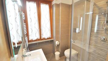 Apartment, 1 Bedroom | Bathroom | Shower, hair dryer, bidet, towels