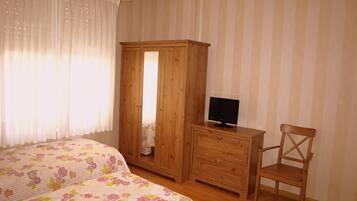 Habitación triple | Cortinas opacas, wifi gratis, ropa de cama