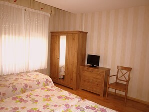 Triple Room | Blackout curtains, free WiFi, bed sheets - Hostal Orejas (León)